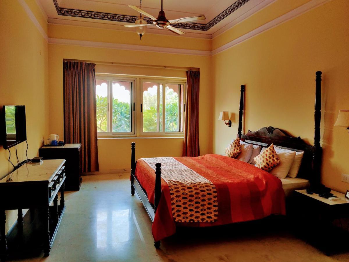 Umaid Palace - A Lakeside Heritage Palace Resort Near Jaipur Close To Bhangarh & Chand Baori Stepwell Abhaneri Dubbī Dış mekan fotoğraf