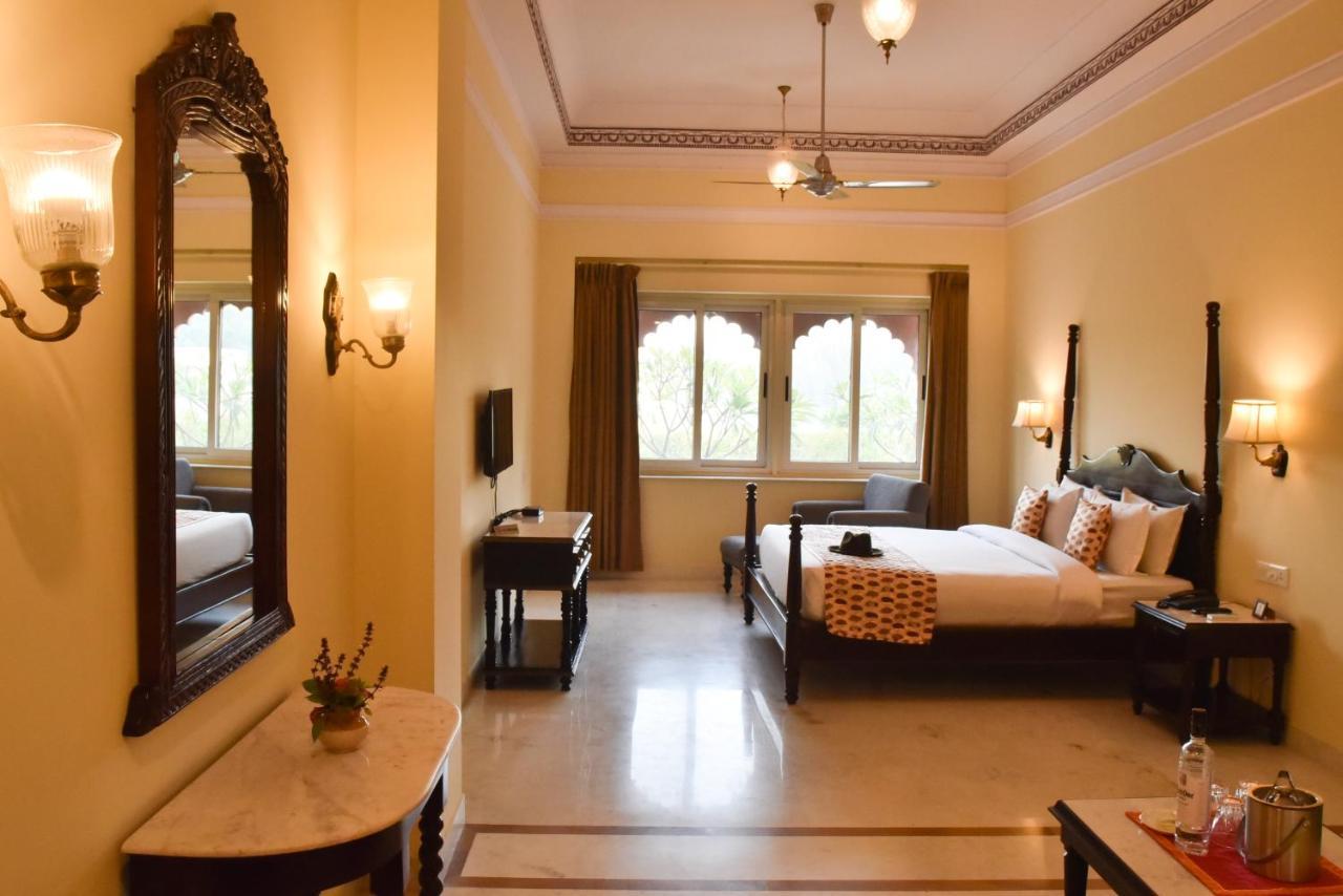 Umaid Palace - A Lakeside Heritage Palace Resort Near Jaipur Close To Bhangarh & Chand Baori Stepwell Abhaneri Dubbī Dış mekan fotoğraf