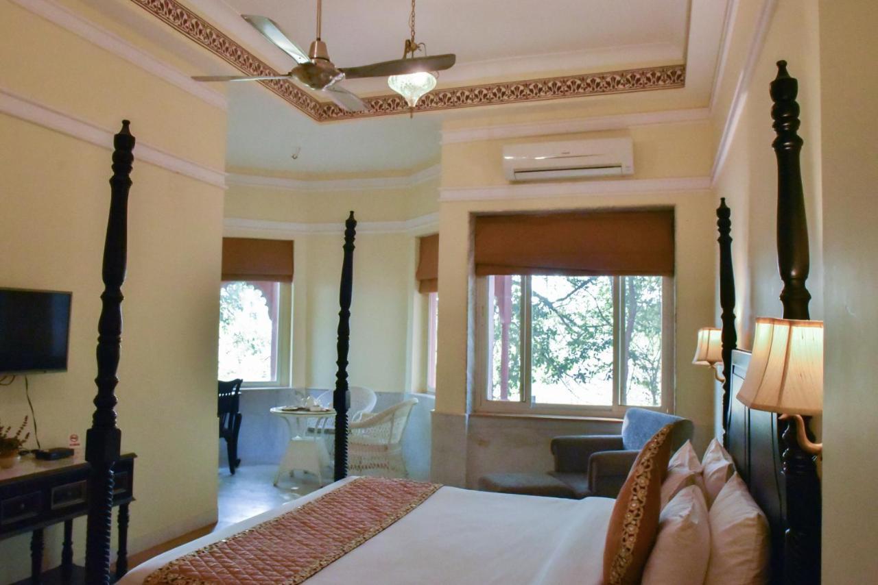 Umaid Palace - A Lakeside Heritage Palace Resort Near Jaipur Close To Bhangarh & Chand Baori Stepwell Abhaneri Dubbī Dış mekan fotoğraf