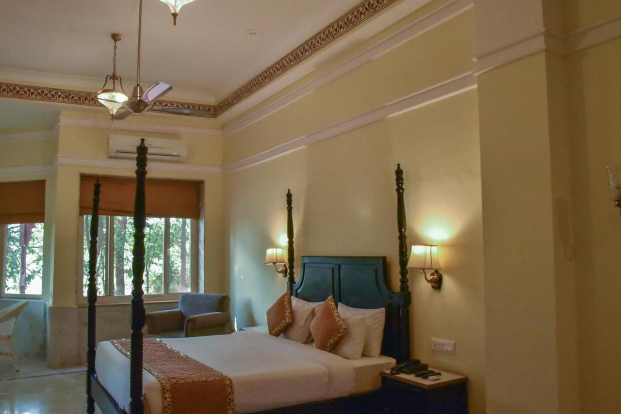 Umaid Palace - A Lakeside Heritage Palace Resort Near Jaipur Close To Bhangarh & Chand Baori Stepwell Abhaneri Dubbī Dış mekan fotoğraf