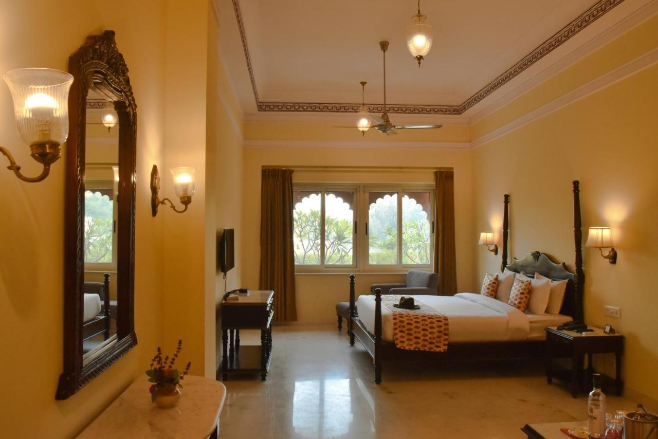 Umaid Palace - A Lakeside Heritage Palace Resort Near Jaipur Close To Bhangarh & Chand Baori Stepwell Abhaneri Dubbī Dış mekan fotoğraf