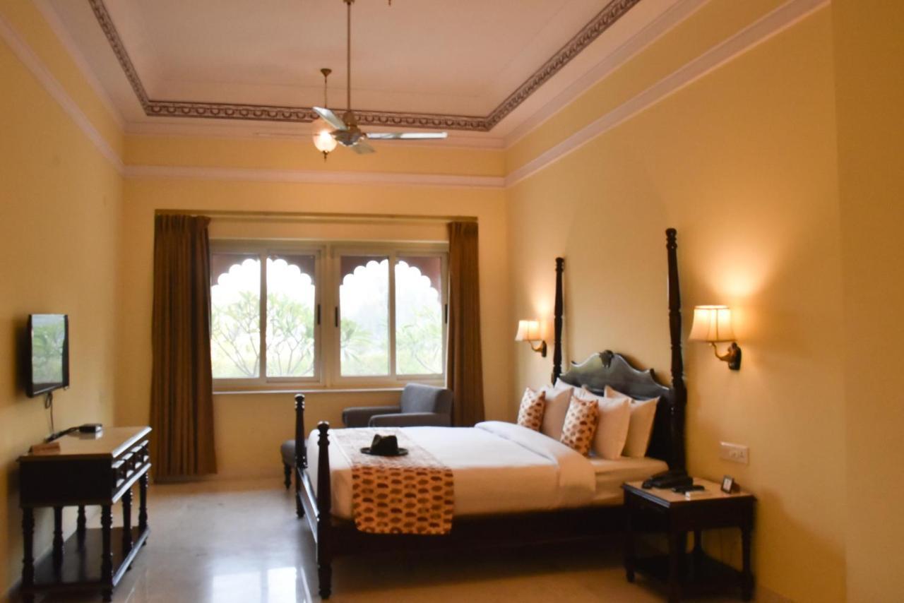 Umaid Palace - A Lakeside Heritage Palace Resort Near Jaipur Close To Bhangarh & Chand Baori Stepwell Abhaneri Dubbī Dış mekan fotoğraf