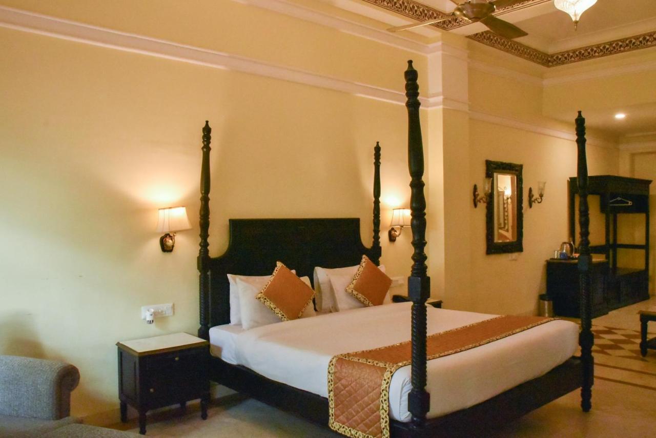 Umaid Palace - A Lakeside Heritage Palace Resort Near Jaipur Close To Bhangarh & Chand Baori Stepwell Abhaneri Dubbī Dış mekan fotoğraf