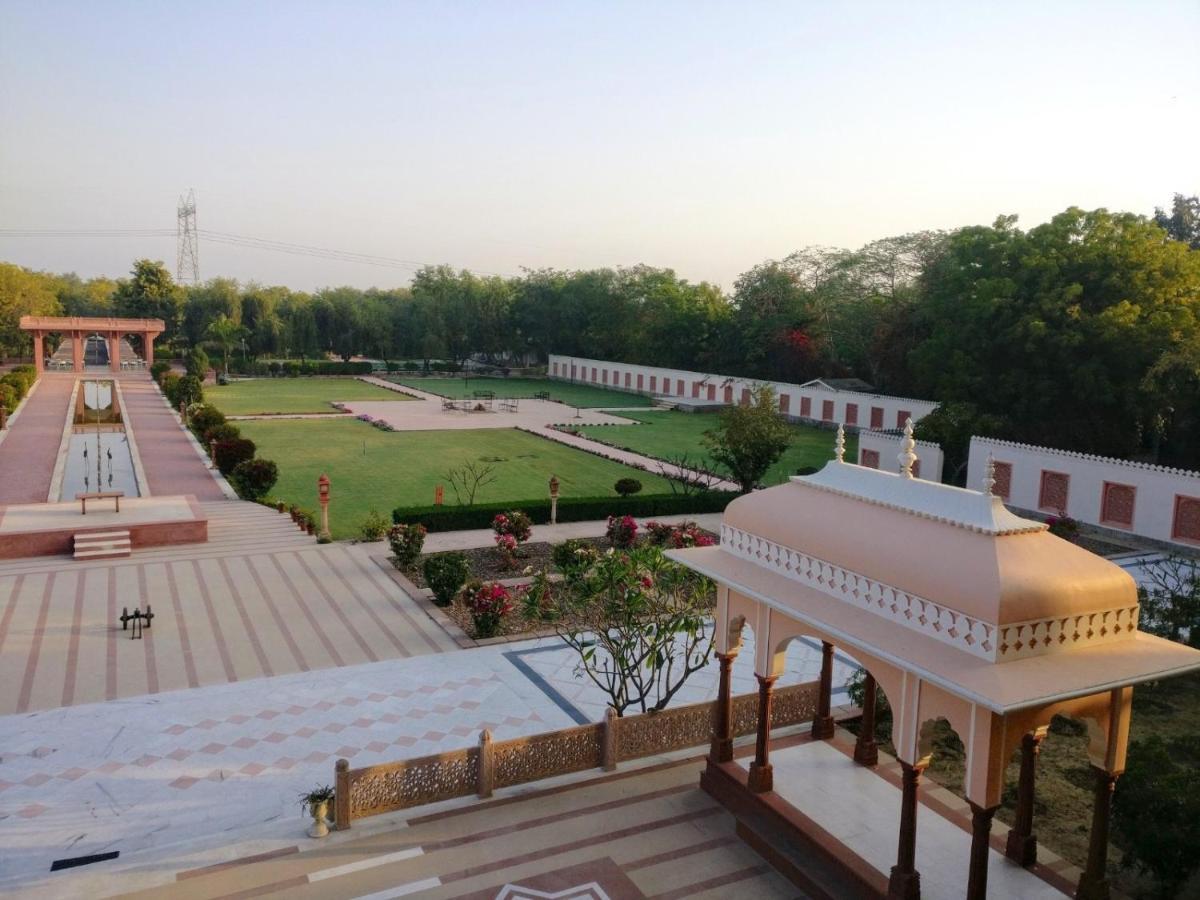 Umaid Palace - A Lakeside Heritage Palace Resort Near Jaipur Close To Bhangarh & Chand Baori Stepwell Abhaneri Dubbī Dış mekan fotoğraf