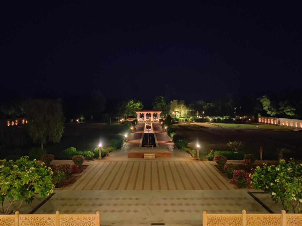 Umaid Palace - A Lakeside Heritage Palace Resort Near Jaipur Close To Bhangarh & Chand Baori Stepwell Abhaneri Dubbī Dış mekan fotoğraf