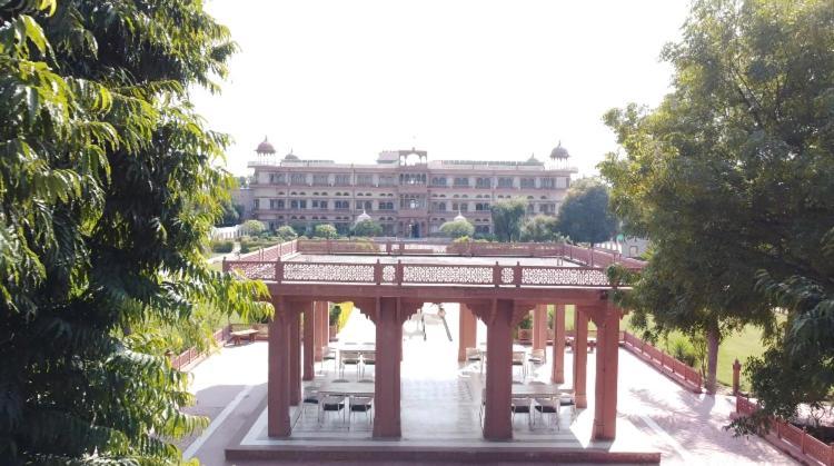 Umaid Palace - A Lakeside Heritage Palace Resort Near Jaipur Close To Bhangarh & Chand Baori Stepwell Abhaneri Dubbī Dış mekan fotoğraf