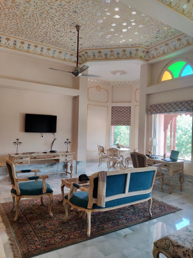 Umaid Palace - A Lakeside Heritage Palace Resort Near Jaipur Close To Bhangarh & Chand Baori Stepwell Abhaneri Dubbī Dış mekan fotoğraf