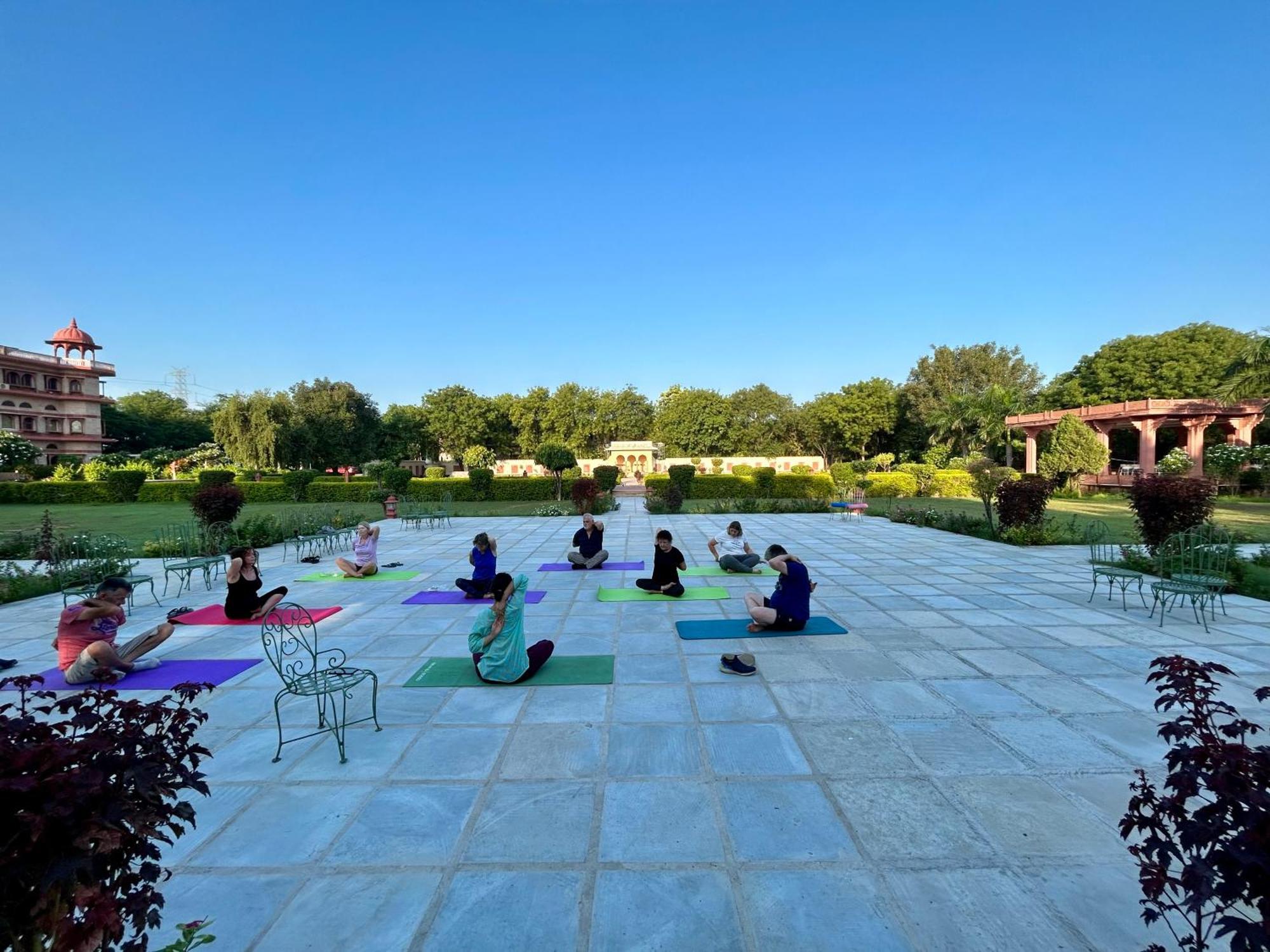 Umaid Palace - A Lakeside Heritage Palace Resort Near Jaipur Close To Bhangarh & Chand Baori Stepwell Abhaneri Dubbī Dış mekan fotoğraf