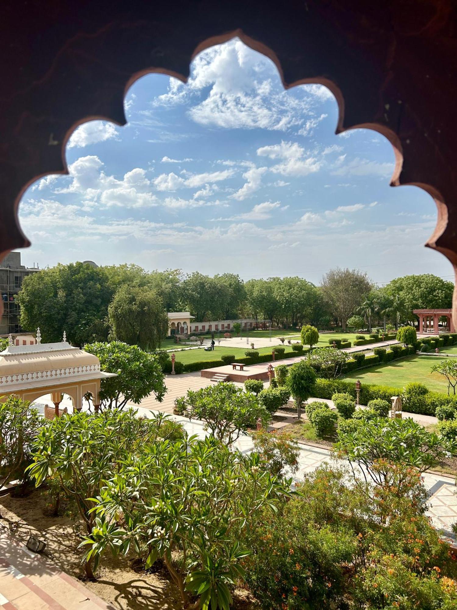 Umaid Palace - A Lakeside Heritage Palace Resort Near Jaipur Close To Bhangarh & Chand Baori Stepwell Abhaneri Dubbī Dış mekan fotoğraf