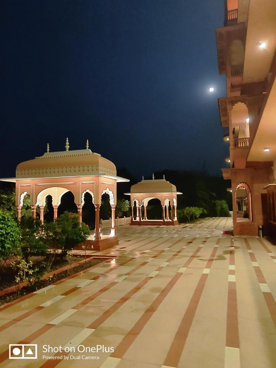Umaid Palace - A Lakeside Heritage Palace Resort Near Jaipur Close To Bhangarh & Chand Baori Stepwell Abhaneri Dubbī Dış mekan fotoğraf