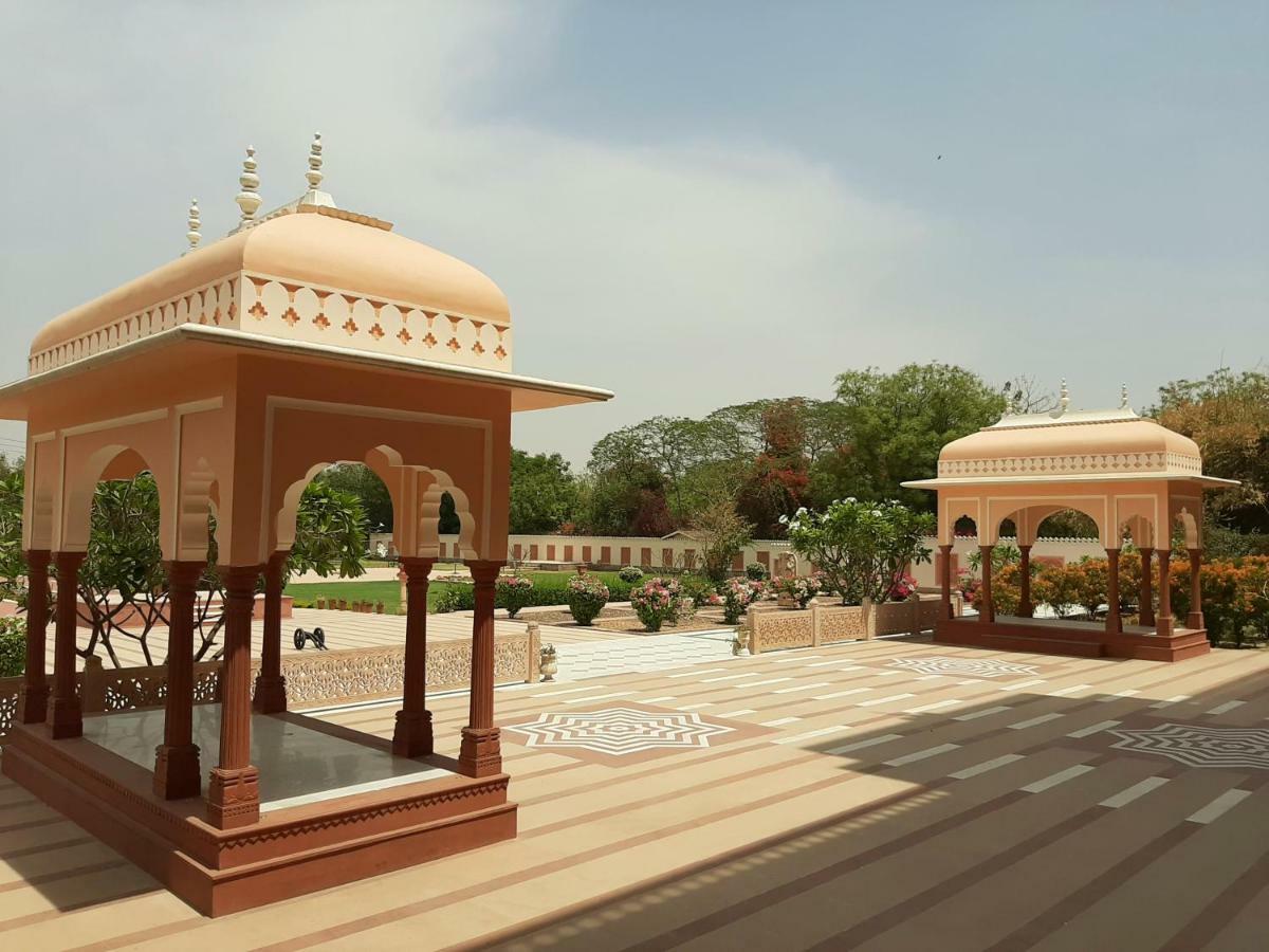 Umaid Palace - A Lakeside Heritage Palace Resort Near Jaipur Close To Bhangarh & Chand Baori Stepwell Abhaneri Dubbī Dış mekan fotoğraf