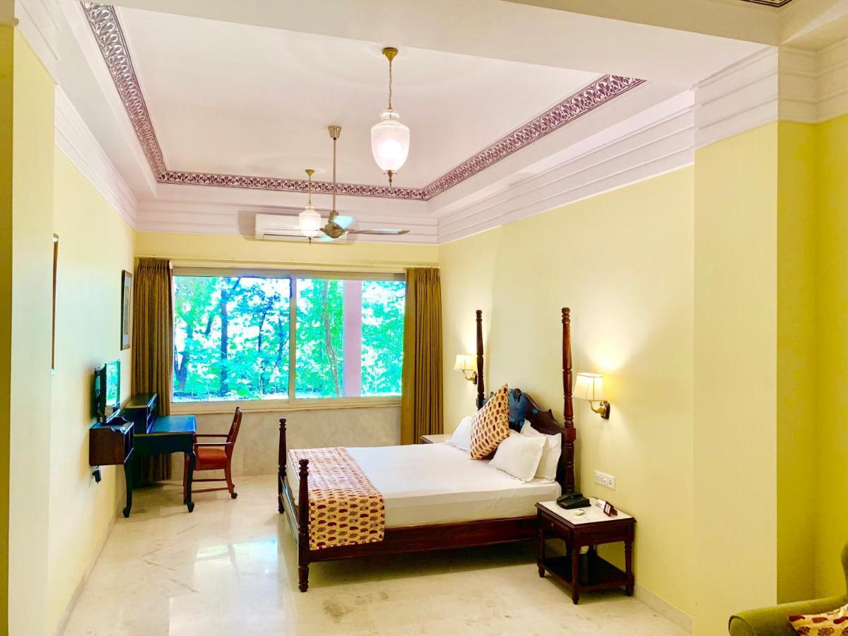 Umaid Palace - A Lakeside Heritage Palace Resort Near Jaipur Close To Bhangarh & Chand Baori Stepwell Abhaneri Dubbī Dış mekan fotoğraf
